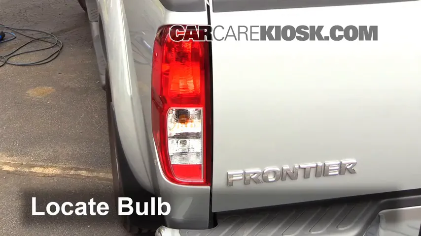 2012 Nissan Frontier SL 4.0L V6 Crew Cab Pickup Éclairage Feux de marche arrière (remplacer une ampoule)